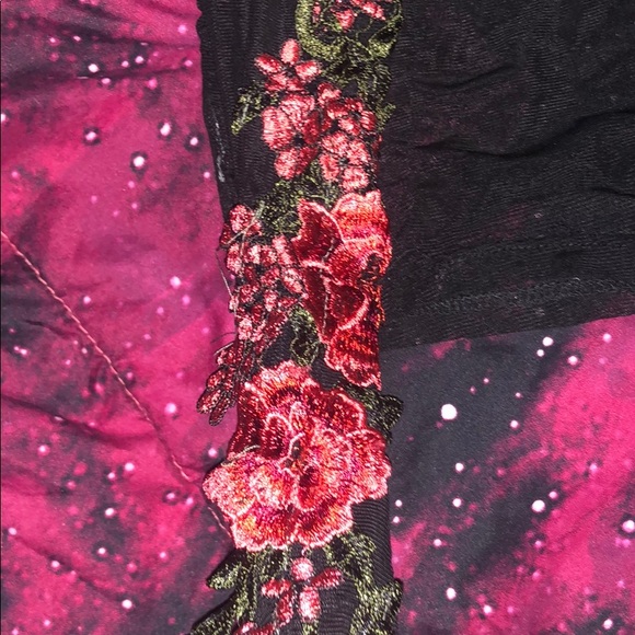 Beautiful crop  with embroided roses - Picture 2 of 3